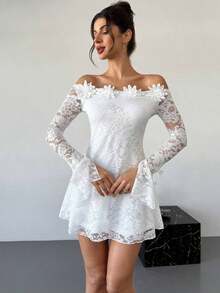 Vestido blanco elegante y romántico para mujer, con diseño de hombros descubiertos, corte entallado favorecedor y falda en A. Decorado con exquisitas flores 3D tridimensionales y detalles de encaje calado.Look delicado, elegante y romántico. - Blanco - Ver 3