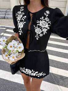 Conjunto Dos Piezas Mujer Negro, Top Corto Manga Corta Con Bordado Floral Blanco Y Lazos Frontales, Mini Falda Negra Con Bordado Floral Coordinado Y Borde Onda, Tejido Suave Elegante, Estilo Boho Romántico Chic Ideal Para Salidas Urbanas Y Looks Diarios Elegantes - Marrón - Ver 10