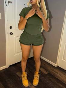 LovelyWholesale 2pcs Women Casual Solid Color Short Sleeve Top And Shorts Set, Summer Elegant - Dark Green - View 2