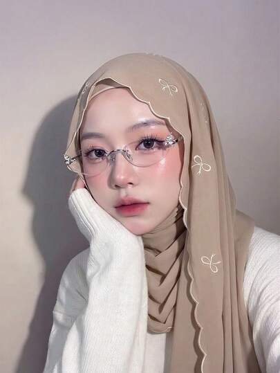女士雪纺长围巾，饰有刺绣蝴蝶结，柔软透气，用途广泛，可作头巾、撞色蝴蝶结刺绣扇形围巾等。这款围巾轻盈透气，柔软舒适，适合聚会、旅行、摄影等各种场合，也可作沙滩巾或假日围巾使用。