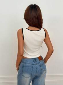 Áo tank top nữ mùa hè dệt kim gân, dáng ngắn không tay ôm sát, chi tiết viền tương phản, phong cách tối giản thanh lịch, chất vải mềm mại co giãn, phù hợp cho đi làm, dạo phố, du lịch và phối đồ thành thị. - trắng - Xem 7