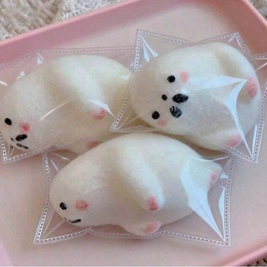 Đồ chơi bóp hình hải cẩu hoạt hình dễ thương, siêu mềm mại và đáng yêu, đồ chơi cảm giác giúp giảm căng thẳng, thích hợp cho văn phòng, trang trí bàn làm việc, phần thưởng trong lớp học, các bữa tiệc ngày lễ, cũng rất tuyệt vời cho quà tặng Ngày Valentine, Halloween, Lễ Phục Sinh, Lễ Tạ Ơn, Giáng Sinh và sinh nhật.