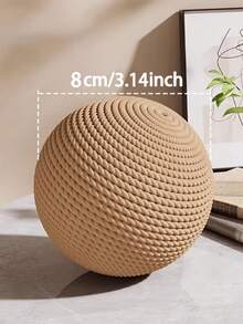1 quả bóng cào móng cỡ lớn 8cm cho mèo, bền chắc! Mặc dù không đẹp mắt lắm vì được đúc nguyên khối, nhưng nó hoàn hảo cho móng vuốt của mèo. Nó thỏa mãn bản năng cào móng tự nhiên của mèo và cũng là một công cụ thú vị giúp chăm sóc răng miệng. - Nhiều màu - Xem 5