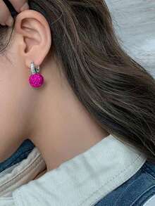 1 Pasang Anting Liontin Bola Merah Minimalis Elegan dengan Hiasan Berlian Imitasi untuk Wanita - Hot Pink - View 2