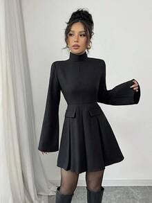 Vestido mini elegante para mujer de invierno con cuello alto, manga acampanada y bajo plisado en color liso - verde menta - Ver 11