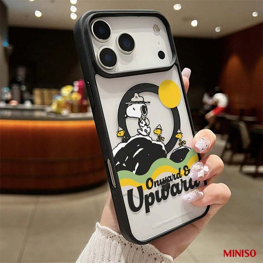 MINISO Snoopy Onward & Upward Étui de téléphone magnétique transparent compatible avec IPhone 17/17 Pro/17 Pro Max/17 Air/16/15/14/13/12/11/X Série Étui IPhone 17 Pro Max Étui IPhone 17 Pro Étui IPhone 17 La petite amie, cadeau idéal pour les fans d'anime - Noir - Voir 1