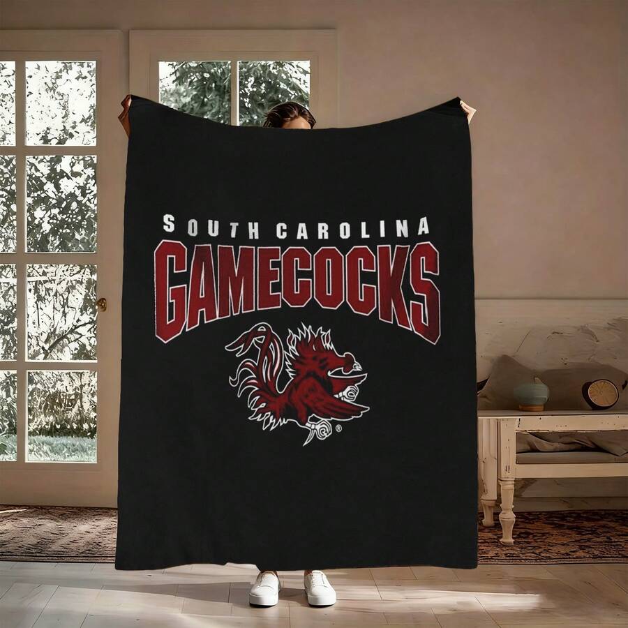 1PC  Wordmark Flannel Throw Blanket 50"X60" - Printed With Black Background, Top "SOUTH CAROLINA" In White Sans Serif, Bottom "GAMECOCKS" In Large Garnet Red 3D Text, Gamecock Mascot, Tapestry Wall Hanging, College Fan Gift, Room Decor For Bedroom Or Dorm -280gsm - Nhiều màu 1 - Xem 1