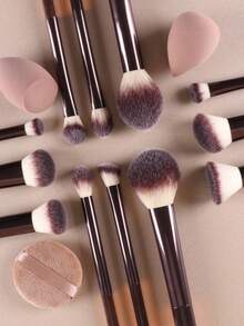 Bộ cọ trang điểm 15 món, bao gồm cọ nền, cọ má hồng, cọ highlight, cọ phấn mắt, cọ chuốt mi, cọ kẻ mắt, bông mút trang điểm vát cạnh, bông mút trang điểm tròn, bông phấn phủ tròn, bông phấn phủ tam giác, bông mút phủ phấn bột tam giác, bông mút trộn kem nền dạng lỏng và các dụng cụ trang điểm khác. - Nhiều màu - Xem 6