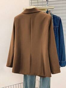 Blazer de mujer de unicolor con cuello entallado, diseño con bolsillos con botones, manga larga para uso en la oficina, versátil para negocios y uso casual, adecuado para otoño, invierno y primavera - Café integral - Ver 5