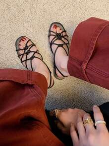 Sandal Desain Ceruk Berongga Buatan Tangan Baru, Warna Emas, Gaya Prancis, Cocok untuk Dipakai di Musim Panas - Hitam - View 4