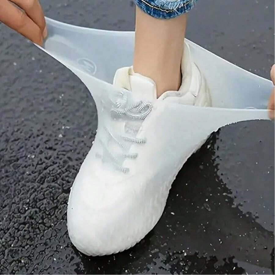 一双可重复使用的户外乳胶雨靴和防水鞋套，男女通用。便携式防滑防雪成人乳胶鞋套。多层防滑加厚户外防水鞋套。