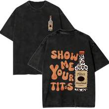 New Arrival: Vintage Washed Graphic Print T-Shirt "Show Me Your Titos", Vintage Washed Vodka Design T-Shirt, Distressed Retro Style, Short Sleeve, Urban Casual Wear, Leopard Bottle Print T-Shirt, Summer Fashion Top, Relaxed Fit, Round Neck, Unisex T-Shirt For Party Lovers. - 黑色 - 查看 1