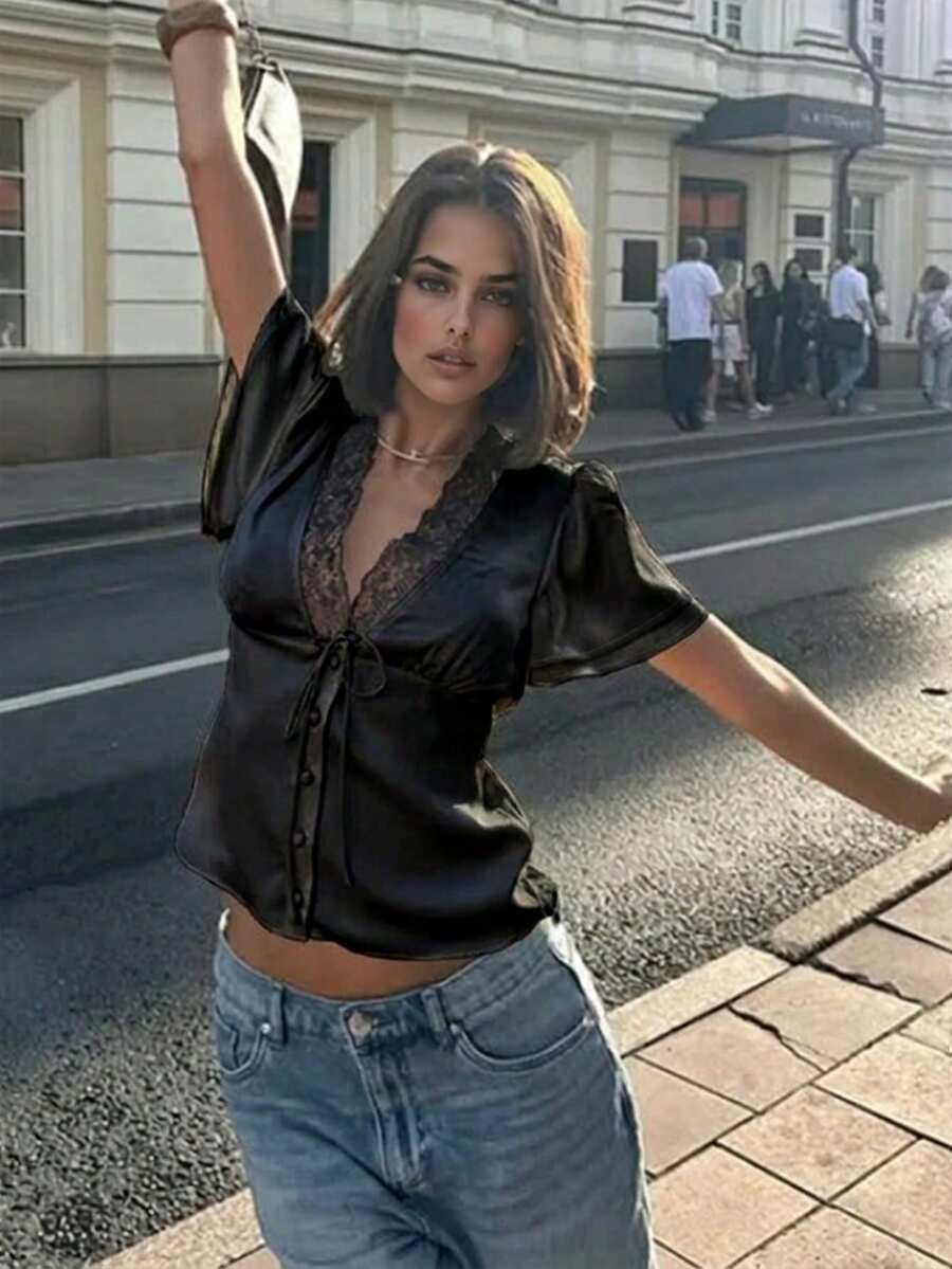 女款優雅性感緞面襯衫，V領短袖蕾絲拼接繫帶上衣，純色梭織面料配蕾絲飾邊，繫帶開襟鈕扣黑色