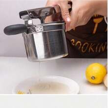 Este machacador de patatas manual, hecho de acero inoxidable de alta resistencia y con un mango de silicona, es la herramienta de cocina perfecta para preparar unas patatas majadas suaves y es ideal para los entusiastas de la cocina. - Plateado - Ver 5