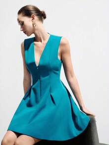 Vestido sin mangas azul cielo, diseño de cuello en V profundo, corte estructurado, silueta de línea A, tela crujiente, estilo moderno minimalista, ajuste ceñido, material ligero y suave, adecuado para reuniones de negocios, viajes casuales, eventos sociales en primavera/verano, que muestra sofisticación pulida y vitalidad juvenil, elegante y de moda. Diseño elegante, vestido de mujer de ajuste ceñido con cremallera y decoración de cuello en V sin mangas - Agua verde azul - Ver 1