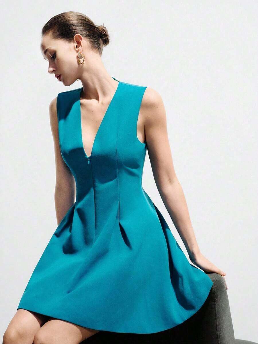 Vestido sin mangas azul cielo, diseño de cuello en V profundo, corte estructurado, silueta de línea A, tela crujiente, estilo moderno minimalista, ajuste ceñido, material ligero y suave, adecuado para reuniones de negocios, viajes casuales, eventos sociales en primavera/verano, que muestra sofisticación pulida y vitalidad juvenil, elegante y de moda. Diseño elegante, vestido de mujer de ajuste ceñido con cremallera y decoración de cuello en V sin mangas - Agua verde azul - Ver 1