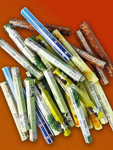 这款20件装香薰套装包含9种不同的香氛：艾蒿、芒果、没药、柠檬、琥珀、松脂、桂花、花园和香草。采用天然成分制成，这些天然香薰散发持久芬芳。它们是馈赠佳品，也适用于斋月期间、招待客人、冥想和空气净化等场合。 - 印度線香 - 查看 9