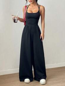 Mono informal de mujer, holgado, con pliegues y perneras rectas, top tipo halter de color liso estilo primavera/verano y pantalones que estilizan la cintura, ideal para el uso diario informal en la calle. - Negro - Ver 4