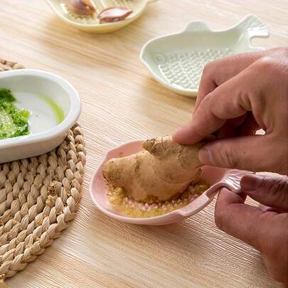 1 Chiếc - Đĩa mài gốm | Dùng để mài gừng, tỏi, phô mai và rau củ, dụng cụ nhà bếp cầm tay, thiết kế hình cá nóc, mài tiện lợi và dễ vệ sinh, thích hợp sử dụng trong nhà và ngoài trời.