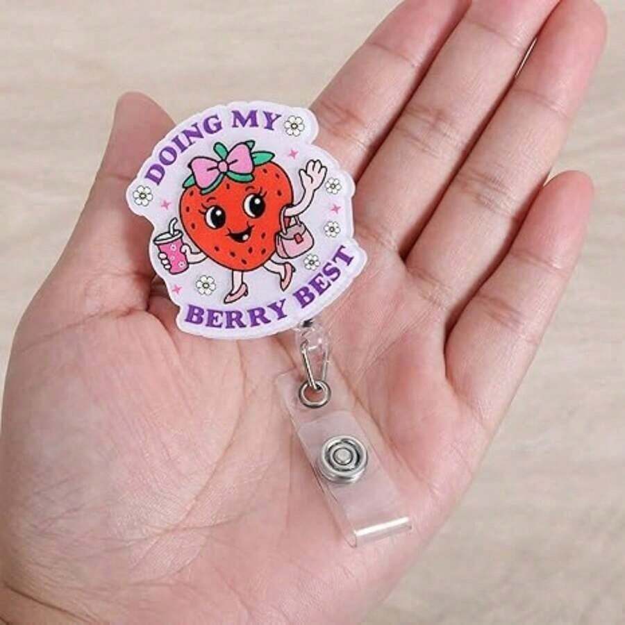 Porta-crachá retrátil com clipe giratório tipo jacaré, estampa de morango "Doing My Berry Best", ideal para consultórios médicos, residências, consultórios de pediatras e como presente para enfermeiros. - Multicolorido - Ver 1