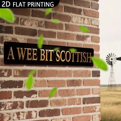 1 tấm trang trí tường bằng kim loại kiểu Scotland cổ điển "Một chút Scotland" - Tấm bảng sắt lớn chủ đề Scotland với phong cảnh vùng cao nguyên, viền kẻ sọc Tartan và chữ tiếng Gaelic, thích hợp để trang trí quán rượu, nhà hàng, quán bar - Trang trí truyền thống mộc mạc và bền bỉ kiểu Scotland, thiết kế phẳng 2D, các lỗ đã được khoan sẵn như trong bảng kích thước.
