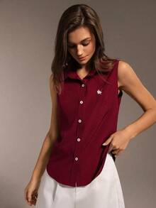 Elegante Camisa sin Mangas Color Borgoña con Cuello y Botones Frontales, Bordado Floral Pequeño, Blusa Informal para Uso Diario - Granate - Ver 1