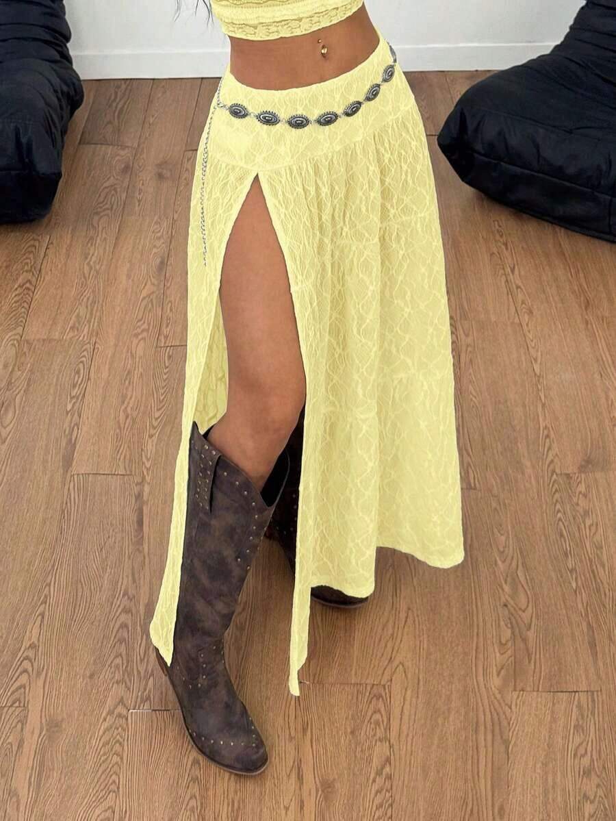 Falda media larga de encaje elegante y sensual para mujer.Diseño transparente parcial de encaje floral, capas escalonadas plisadas y cinturón decorativo de cadena metálica incluido.Estilo moderno y atractivo, ideal para looks de moda nocturna y estilo boho. - Amarillo claro - Ver 1