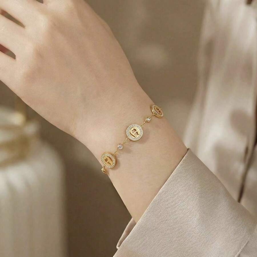 1 pieza Brazalete de disco con letra de lujo francés lleno de rhinestones, cadena delicada chapada en cobre, accesorio elegante y versátil para el día a día - Pulsera de circonitas con forma de herradura - Ver 1