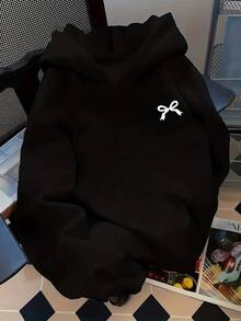 Moletom Feminino com Capuz e Estampa de Laço, Manga Longa, Confortável, Caimento Solto, Bolso Canguru - Preto - Visão 2