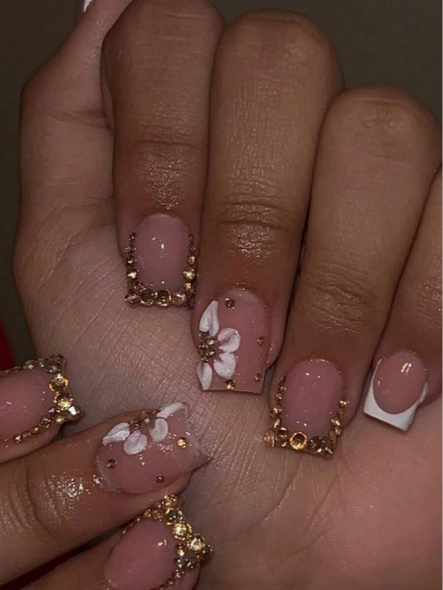 10片短款方尖形人造假指甲，粉色與白色法式美甲風格，附3D花卉裝飾與閃亮水鑽鏈條，展現優雅知性的「社群影響者」氣息，手工製作可重複使用，易貼易卸，適合初學者，完美搭配新娘、伴娘、婚禮、正式穿著、上班、約會及休閒社交場合的手貼式假指甲 - Follow Your Heart - 查看 1