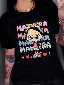Ilustración de una mujer caricaturizada con la palabra MAESTRA repetida en colores pastel simbolizando gratitud y admiración hacia las educadoras camiseta para mujer 100% algodón cómoda y alegre - Negro - Ver 8