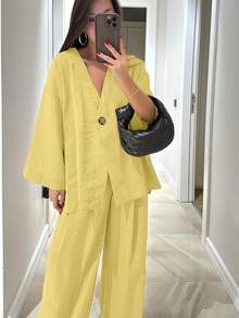 女款優雅兩件式夏季寬鬆套裝，深V領長袖上衣與鬆緊腰口袋長褲，高低開衩下擺，開學季、特殊場合、教師節休閒穿搭，秋季輕薄薄款女裝 - 淡黃色 - 查看 2