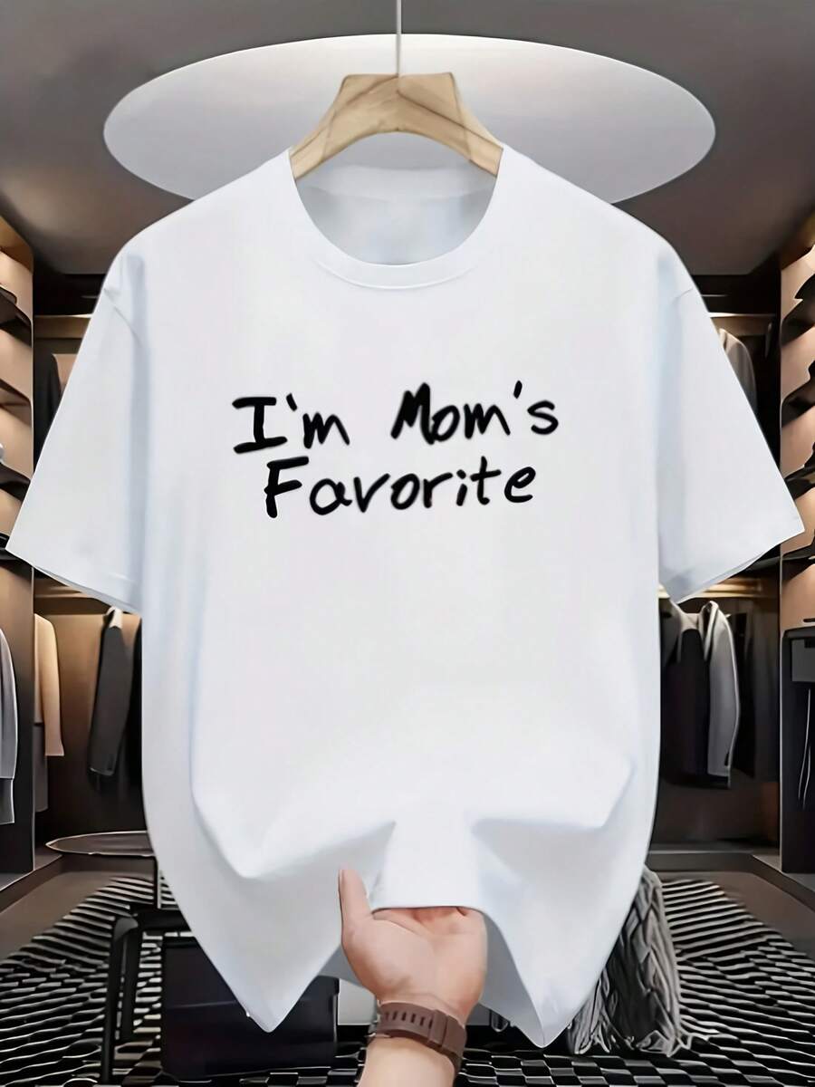Tricou alb bărbătesc, 100% bumbac 180g, imprimeu distractiv "Sunt preferatul mamei" în negru intens, moale și respirabil, guler rotund, croială regulată, lavabil la mașină, ideal pentru sală, casual și cadou de Ziua Mamei - alb - Vizualizare 1