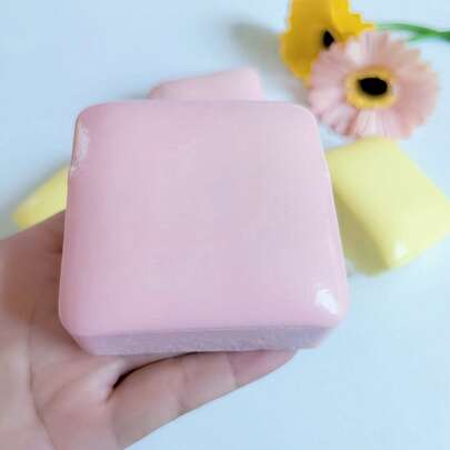 1个慢回弹粘性吐司盒蛋糕仿真揉面包慢回弹减压玩具，是送给男孩、女孩、家人、朋友、生日、派对的理想礼物