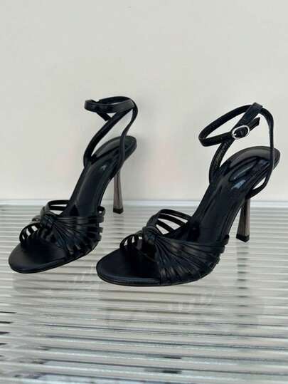 Mẫu sandal cao gót mỏng màu vàng ánh kim nhiều lớp dành cho nữ, bộ sưu tập Xuân/Hè 2026.