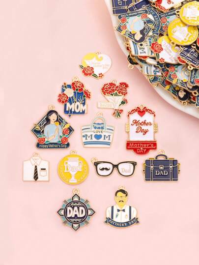 10个创意父亲节母亲节主题彩色滴油吊坠，温暖可爱的字母和多元素设计合金吊坠，可用于DIY项链、钥匙扣、胸针等——是为亲爱的父母制作手工生日礼物的理想材料