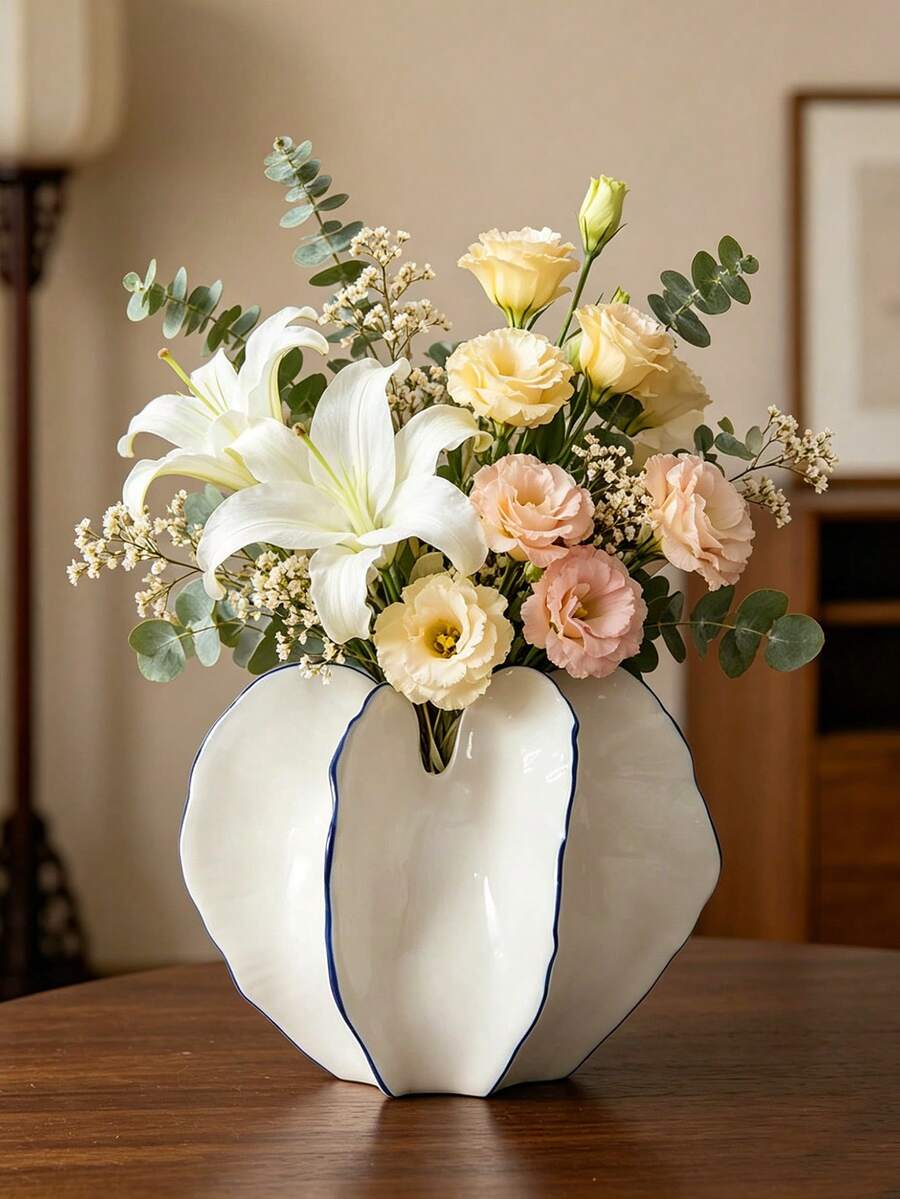 白色和蓝色饰边树脂花瓶 - 现代花瓣造型陶瓷风格花瓶,非常适合摆放在餐桌、壁炉架和窗台上,插放新鲜百合、玫瑰、干花和花束。为客厅、厨房和波西米亚风格的室内装饰增添简约的海岸风情。家居装饰、花瓶、餐桌摆饰、餐桌中心装饰品 - 新款 - 查看 1