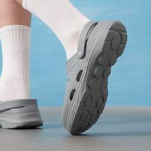 Skechers Zuecos con plataforma estilo nube | Sandalias reversibles de playa casuales para hombre, de una sola pieza, con amortiguación de EVA, impermeables y transpirables. - Gris - Ver 8