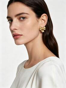 蝴蝶结耳环，可爱精致甜美的Y2K少女风，金色不锈钢材质，简约优雅的时尚设计，适合婚礼订婚、日常约会、派对、节日等场合佩戴，是送给女性的理想礼物。 - 蝴蝶結 - 查看 2