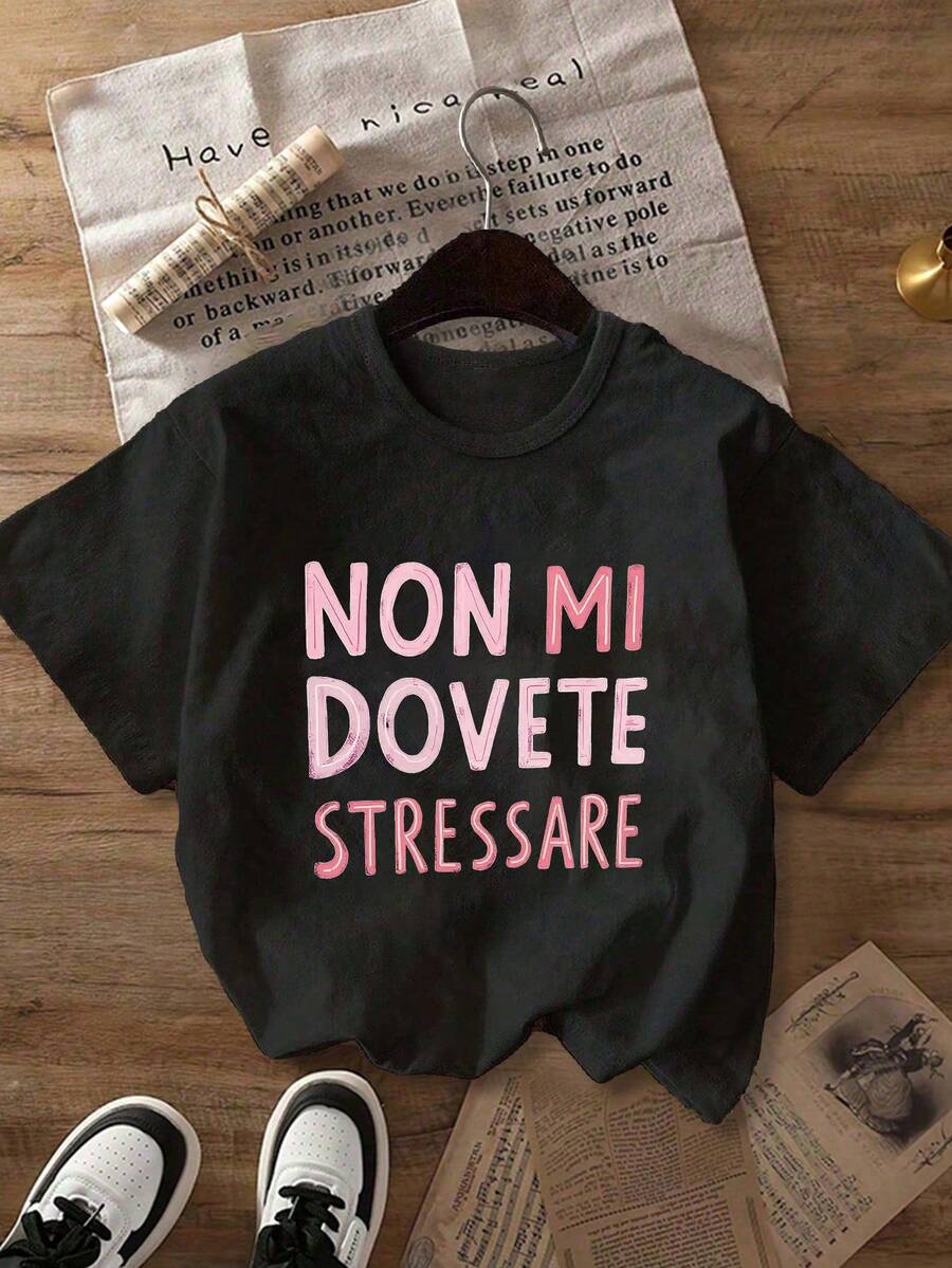 女士优雅圆领短袖T恤 - 黑色，印有大号意大利语“Non Mi Dovete Stressare”字样，适合春夏穿着的休闲女士T恤 - 黑色 - 查看 1