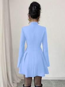 Vestido mini elegante para mujer de invierno con cuello alto, manga acampanada y bajo plisado en color liso - verde menta - Ver 2
