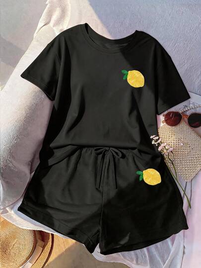 Bộ đồ nữ cỡ lớn dáng rộng thoải mái gồm áo thun ngắn tay và quần short có dây rút.