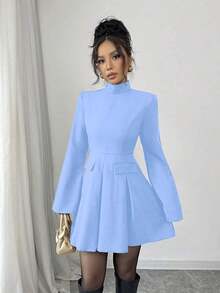Vestido mini elegante para mujer de invierno con cuello alto, manga acampanada y bajo plisado en color liso - verde menta - Ver 1