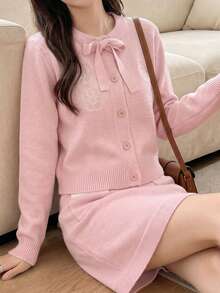 JIANHU Bộ đồ dệt kim màu hồng pastel - Áo khoác cardigan và chân váy ngắn mùa xuân/hè, trang trí bằng thêu trắng và điểm nhấn vàng | Thích hợp cho các buổi ăn trưa và tiệc ngoài trời | Ấm áp và đa năng, cũng thích hợp cho các bữa tiệc Giáng sinh, năm mới và mặc hàng ngày. - Hồng - Xem 9