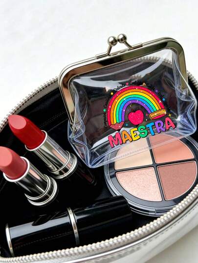 Monedero transparente con estampado de letra "Maestra", billetera corta de mujer con estampado temático de maestro, estuche cosmético transparente retro, bolsa de almacenamiento portátil y a prueba de agua de PVC con broche de beso plateado, organizador multiusos para monedas, tarjetas, llaves, maquillaje, artículos esenciales de viaje y suministros para el dormitorio, lindo monedero mini para mujeres, niñas y maestras, regalo ideal para boda, novia, madre, mejor amiga, cumpleaños, día del maestro, recuerdo, compacto y ligero, fácil de llevar para uso diario, vacaciones, fiesta en la playa