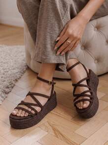 VIKIVIKI SHOES Women's Platform Espadrille-Style Sandals With A Crisscrossing Strap Design And Ankle Strap. This Summer Style Features A Raised Platform Made Of Braided Jute, Providing Comfortable Height And A Streamlined Silhouette. The Lightweight Construction Ensures A Perfect Fit With A Side Closure, Making Them Ideal For Everyday Wear. Their Modern, Minimalist Aesthetic Is Perfect For Vacations, The Beach, And Strolls. They Pair Beautifully With Dresses, Skirts, And Casual Chic Outfits For A Fresh And Elegant Feminine Look. - Quán cà phê - Xem 5