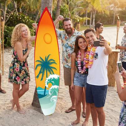 Grand accessoire de photomaton vertical en carton représentant une planche de surf hawaïenne, thème tropical. Convient pour les fêtes à thème plage, mariages, événements. Présente un design tropical vibrant, un éclairage coucher de soleil fantaisiste et des motifs de totems. Idéal pour le jardin, l'extérieur, la décoration de la maison, la décoration de fête à thème.