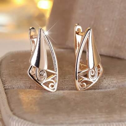 Vanel 1Pair Modern Golden Earrings, Dainty Triangular Openwork Clip-On Style With Swirl Pattern, Everyday Jewelry, Elegant Gift For Her