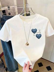 Áo thun nữ cỡ lớn cổ tròn tay ngắn với họa tiết trái tim bằng vải denim và chi tiết dây xích, chất liệu co giãn cao, dáng regular fit, thích hợp mặc hàng ngày, màu trắng casual. - trắng - Xem 2