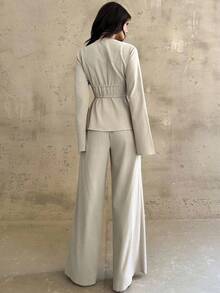 Conjunto casual elegante de dos piezas para mujer, compuesto por blusa de cuello en V, manga larga acampanada, cintura plisada fruncida con cordón ajustable y bajo de volante, y pantalones wide leg largos de color sólido a juego.Tela suave y fluida, corte favorecedor versátil, ideal para uso diario y salidas informales. - Caqui - Ver 2